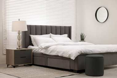 Şık bir yatak odası, büyük bir yatak odası ve lamba.