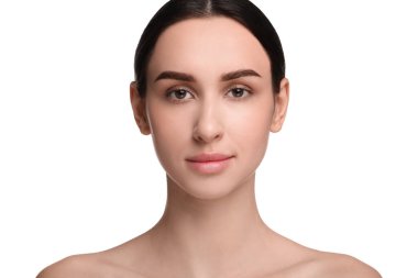 Beyaz arka planda güzel bir genç kadının portresi.