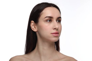 beyaz zemin üzerinde çekici bir genç kadın portresi