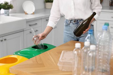 Masadaki çöpleri ayıran kadın, yakın plan.