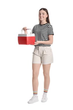 Beyaz tenli, plastik kutulu mutlu genç kadın.