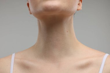 Güzellik konsepti. Gri arka plandaki kadın, yakın plan.