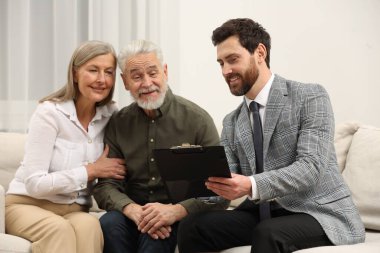 Noter danışmanı kıdemli çift ofiste son vasiyet ve vasiyetname hakkında