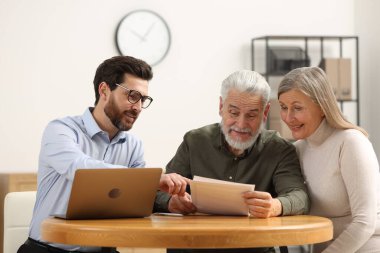 Noter danışmanı kıdemli çift ofiste son vasiyet ve vasiyetname hakkında