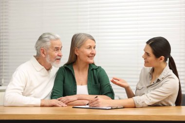 Noter danışmanı kıdemli çift ofiste son vasiyet ve vasiyetname hakkında