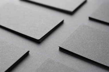 Siyah arka planda boş kartvizitler, yakın plan. Tasarım için model