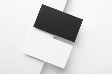 Beyaz arka planda boş kartvizitler, düz yatış. Tasarım için model