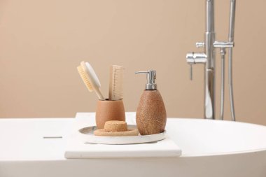 Banyodaki küvette farklı kişisel bakım ürünleri ve aksesuarlar.