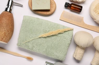 Banyo aksesuarları. Farklı kişisel bakım ürünleri ve beyaz arka planda kuru dikenler.