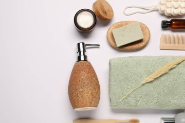 Banyo aksesuarları. Farklı kişisel bakım ürünleri ve beyaz arka planda kuru çiviler, metin için boş alan var.