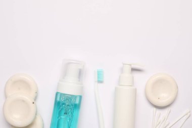 Banyo aksesuarları. Beyaz arkaplanda farklı kişisel bakım ürünleri, metin için alanı olan düz uzanma
