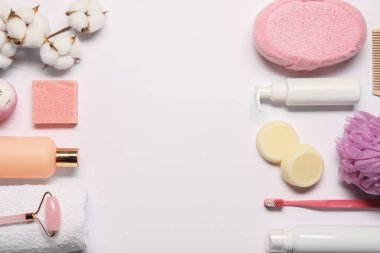 Banyo aksesuarları. Beyaz arka planda farklı kişisel bakım ürünleri ve pamuk çiçekleri, metin için yeri olan düz yatıyordu