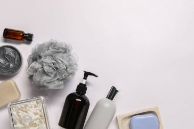 Banyo aksesuarları. Beyaz arkaplanda farklı kişisel bakım ürünleri, metin için alanı olan düz uzanma