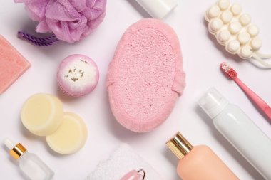 Banyo aksesuarları. Beyaz arka planda farklı kişisel bakım ürünleri, düz yatış