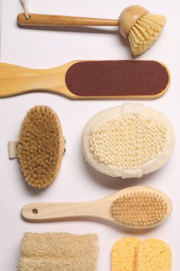 Banyo aksesuarları. Beyaz arkaplanda kişisel bakım araçlarıyla düz konum