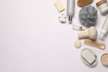Banyo aksesuarları. Beyaz arkaplan üzerinde kişisel bakım ürünleri ile düz konum, metin için boşluk