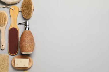 Banyo aksesuarları. Açık gri arkaplan üzerinde kişisel bakım araçları ile düz konum, metin için boşluk