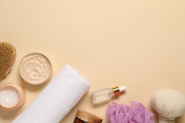 Banyo aksesuarları. Bej arkaplan üzerinde kişisel bakım ürünleri ile düz konum, metin için boşluk