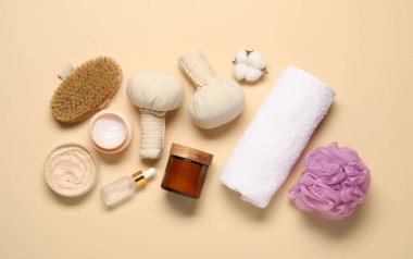 Banyo aksesuarları. Bej arka planda kişisel bakım ürünleriyle düz konum