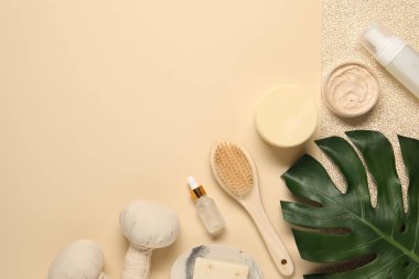 Banyo aksesuarları. Bej arkaplan üzerinde kişisel bakım ürünleri ile düz konum, metin için boşluk