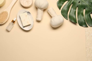 Banyo aksesuarları. Bej arkaplan üzerinde kişisel bakım ürünleri ile düz konum, metin için boşluk