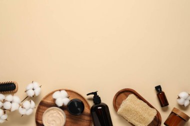 Banyo aksesuarları. Bej arkaplan üzerinde kişisel bakım ürünleri ile düz konum, metin için boşluk