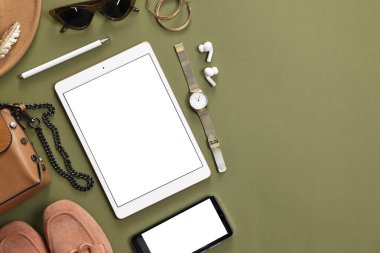 Düz kompozisyon ve zeytin arkaplanda modern tablet. Metin için boşluk