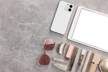 Düz kompozisyon ve açık gri masada modern tablet. Metin için boşluk