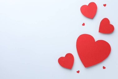 Kağıt kalpler beyaz arka planda, düz yatıyordu. Metin için boşluk