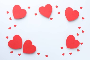 Beyaz zemin üzerinde güzel kırmızı kağıt kalpler çerçevesi, düz yatıyordu. Metin için boşluk