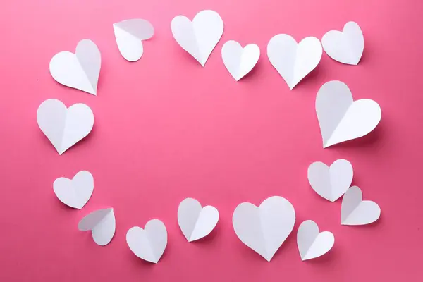 Πλαίσιο Από Όμορφες Λευκές Χάρτινες Καρδιές Ροζ Φόντο Επίπεδο Lay — Φωτογραφία Αρχείου