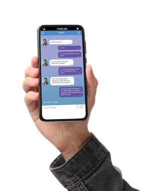 Arkadaşla mesajlaşan adam akıllı telefonda beyaz arkaplana karşı mesaj uygulaması kullanıyor, kapatıyor