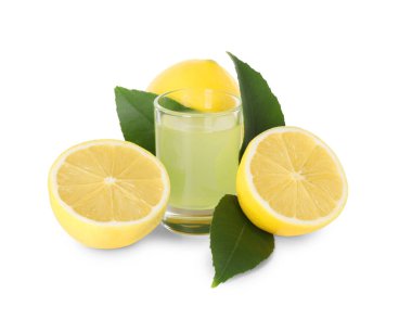 Lezzetli limoncello likörü, limon ve yeşil yapraklı beyaz şarap bardağı.