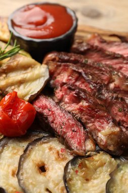 Sebzeli leziz ızgara biftek, yakın plan.