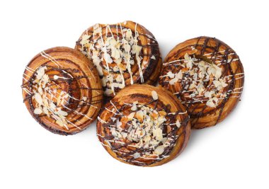 Bademli börekler ve beyaza izole edilmiş malzemeler, üst manzara. Tatlı çörekler.