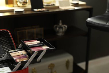 Makyaj odasında kozmetik ürünleri olan bir güzellik uzmanı vakası.