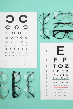 Turkuaz zemin üzerinde görme testi grafiği ve gözlükleri düz konum