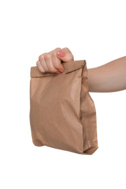 Beyaz arkaplanda kese kağıdı tutan kadın, yakın plan.