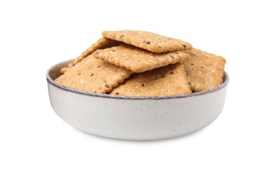 Mısır gevreği krakerleri, keten ve susam tohumları beyaz kasede izole edilmiş.