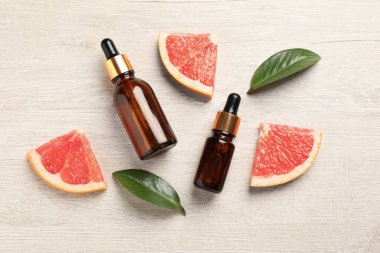 Hafif ahşap masa üzerinde greyfurt özü ile yassı bileşim yatıyordu