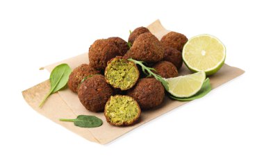 Lezzetli falafel topları, fesleğen, roka ve limon beyaza izole edilmiş.