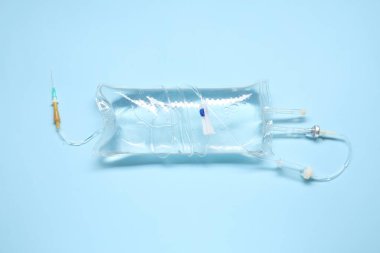 Açık mavi arkaplanda IV infüzyon ayarlandı, üst görünüm