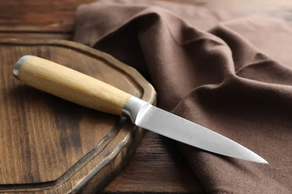 Couteau Tranchant Tissu Planche Sur Table Bois Gros Plan — Photo
