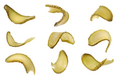 Lezzetli salatalık turşusu dilimleri beyaza izole edilmiş, hazır.