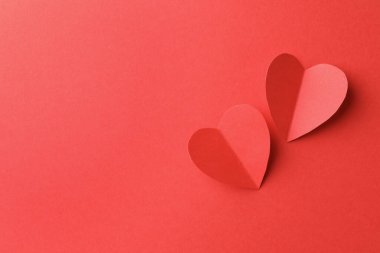 Kırmızı zemin üzerinde kağıt kalpler, düz yatıyordu. Metin için boşluk