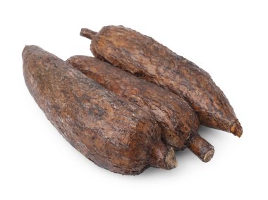 Üç olgun manyok kökü beyaza izole edilmiş.