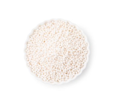 Tapyoka incileri beyaz kasede izole, üst manzara