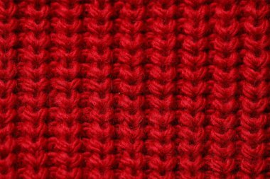 Arka plan olarak yumuşak kırmızı örülmüş kumaş dokusu, üst görünüm