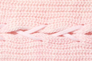 Arka plan olarak yumuşak pembe örülmüş kumaş dokusu, üst görünüm