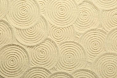 Zen kaya bahçesi. Bej kumda daire desenleri, üst görünüm